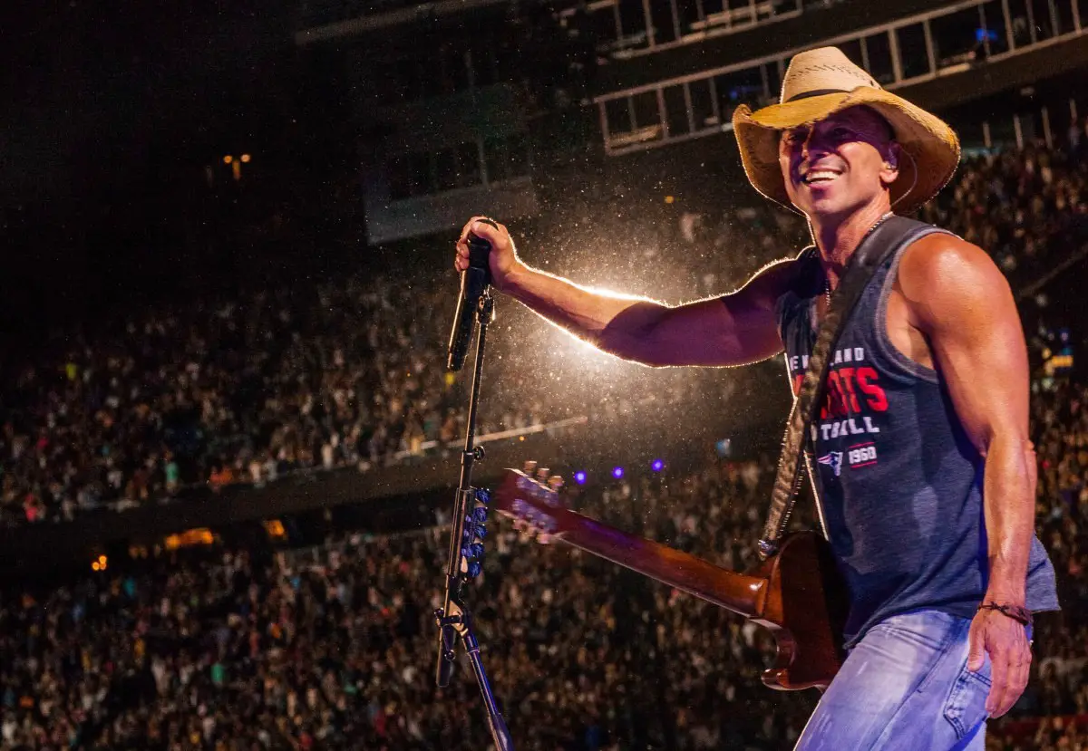 Kenny Chesney Performs 'Beer in Mexico' At His Las Vegas Residency [WATCH]