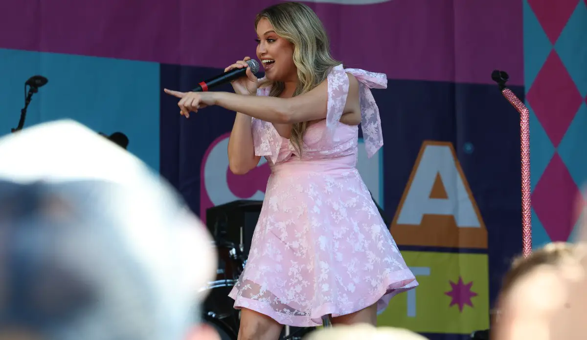 Alexandra Kay Joins Brad Paisley For 'Whiskey Lullaby' On Tour [WATCH]