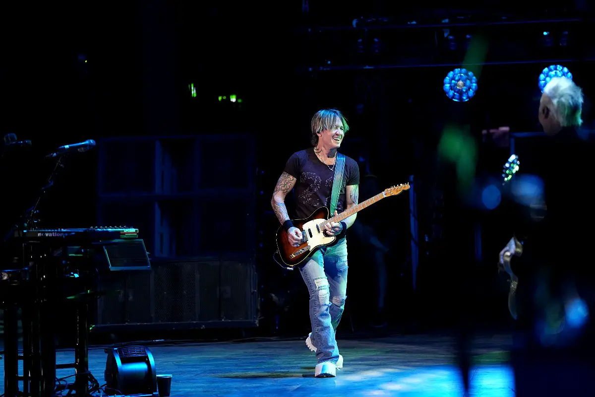 Keith Urban Drops ''Til Summer Comes Around' From Live Album [Watch]