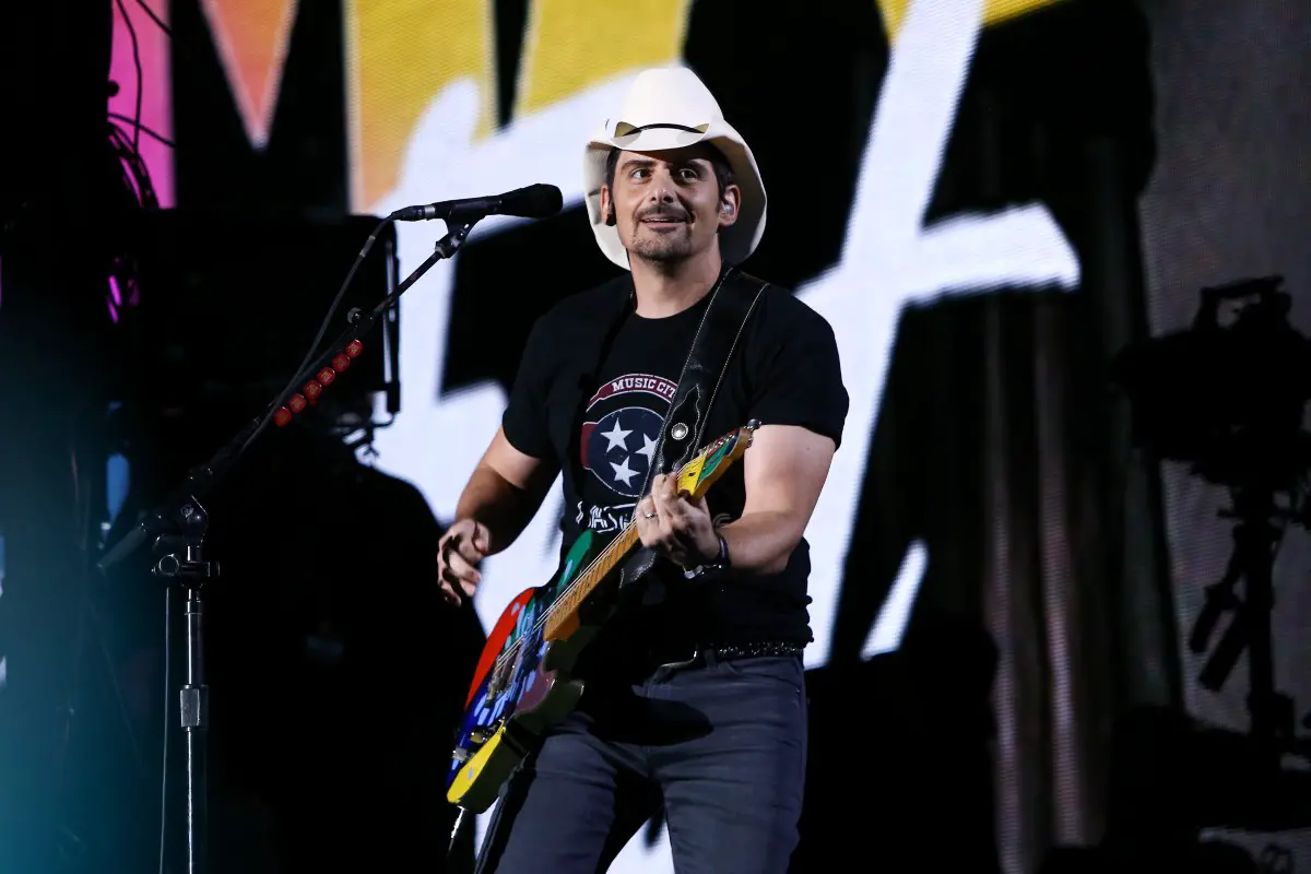 Brad Paisley Performs the National Anthem At the World Series [WATCH]