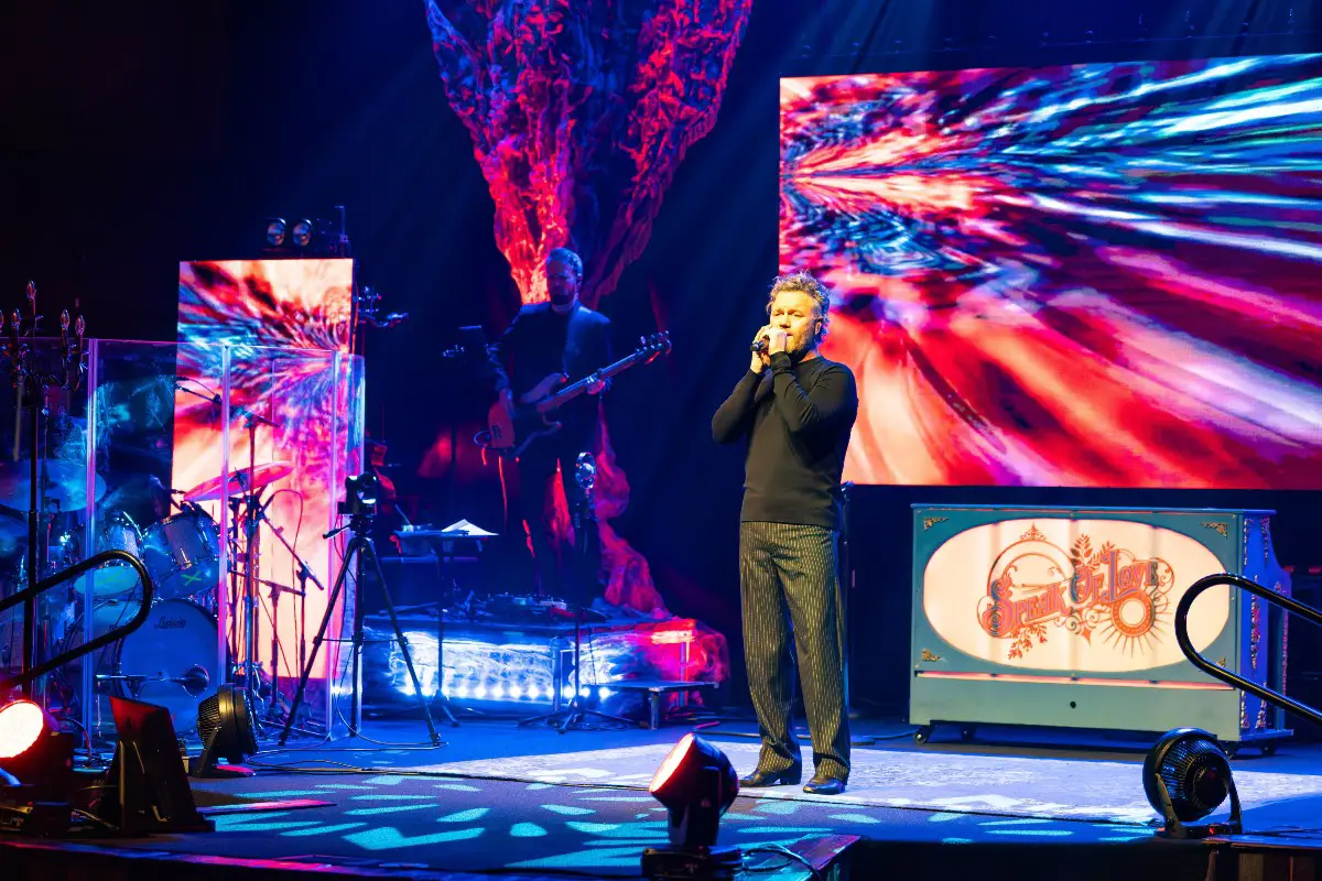 David Phelps Talks His Annual Christmas Barn Bash and Upcoming Holiday Tour