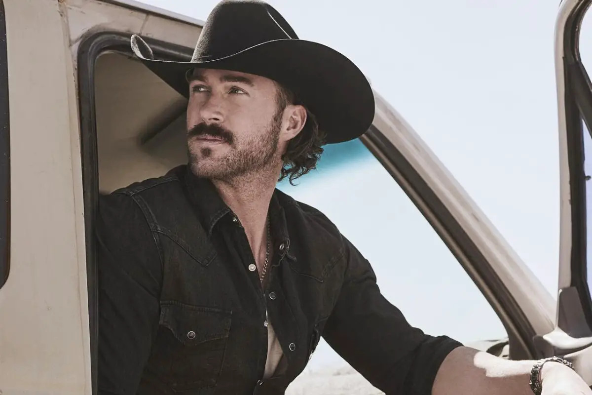 Riley Green Vows to Keep 'Shining A Light' on '90s Country Music