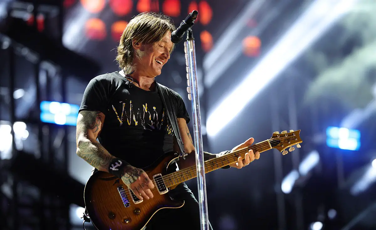 Keith Urban Recalls His Favorite Childhood Christmas Memories