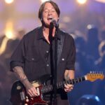 Keith Urban Performs 'Summer Breeze' At the American Music Awards [WATCH]