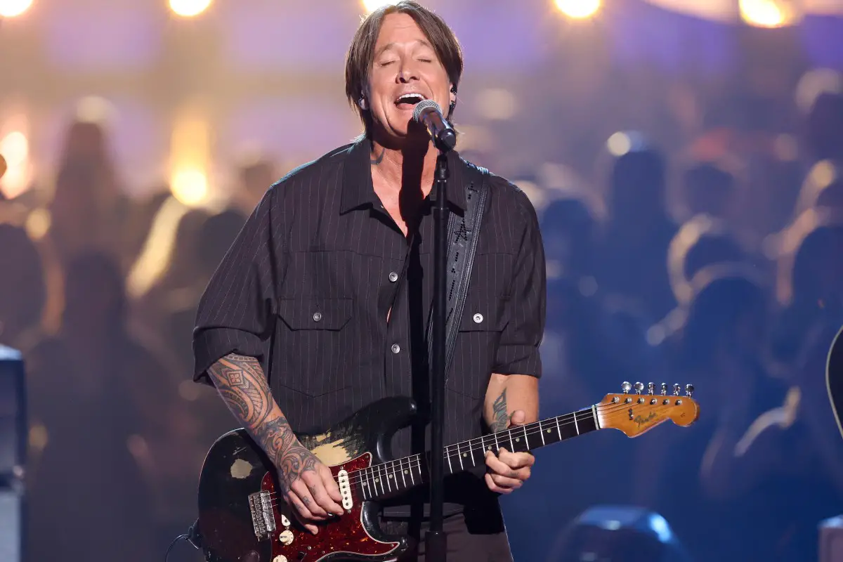 Keith Urban Performs 'Summer Breeze' At the American Music Awards [WATCH]