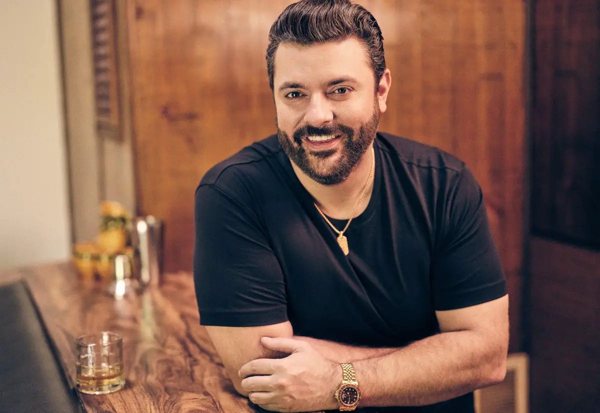 Chris Young Announces Deluxe Version of 'I Didn't Come Here To Leave'
