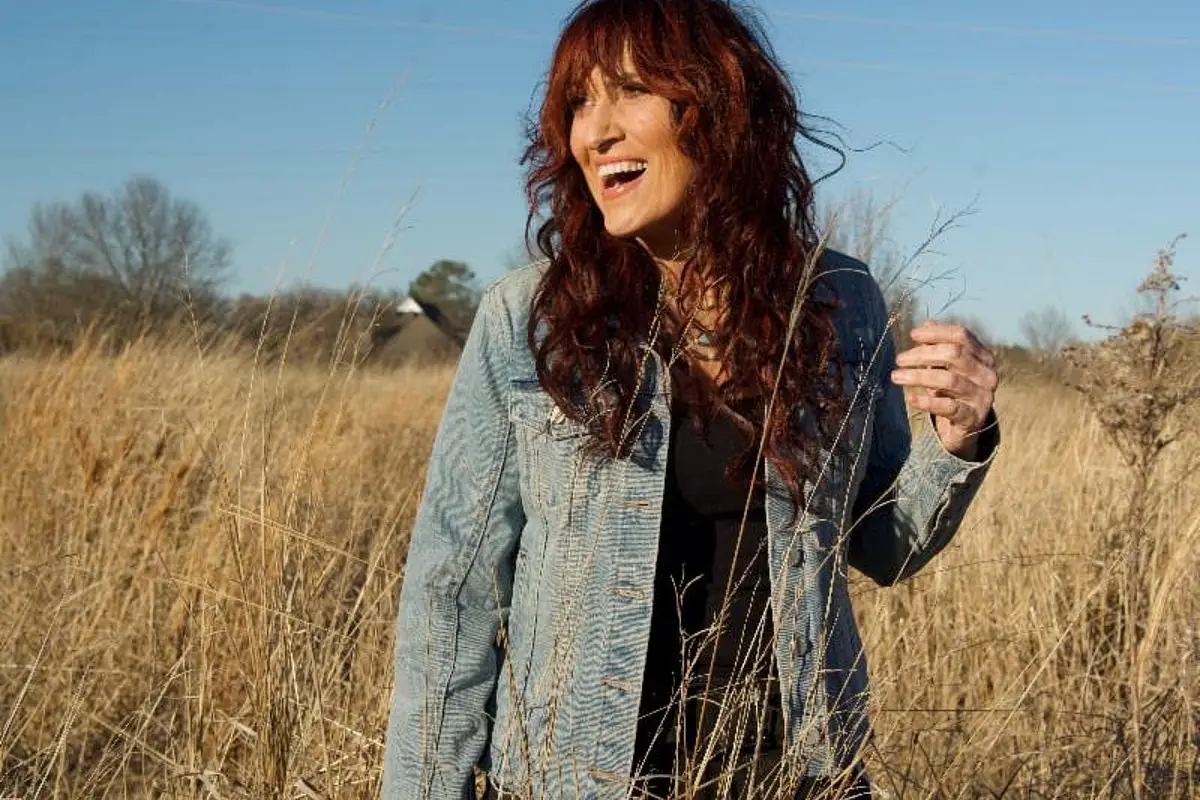 Jo Dee Messina Focuses on Family and Faith, Returns With New Album, 'Bridges'