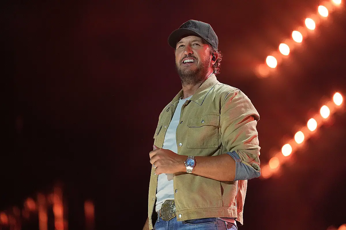 Luke Bryan Performs 'Country And She Knows It' [WATCH]