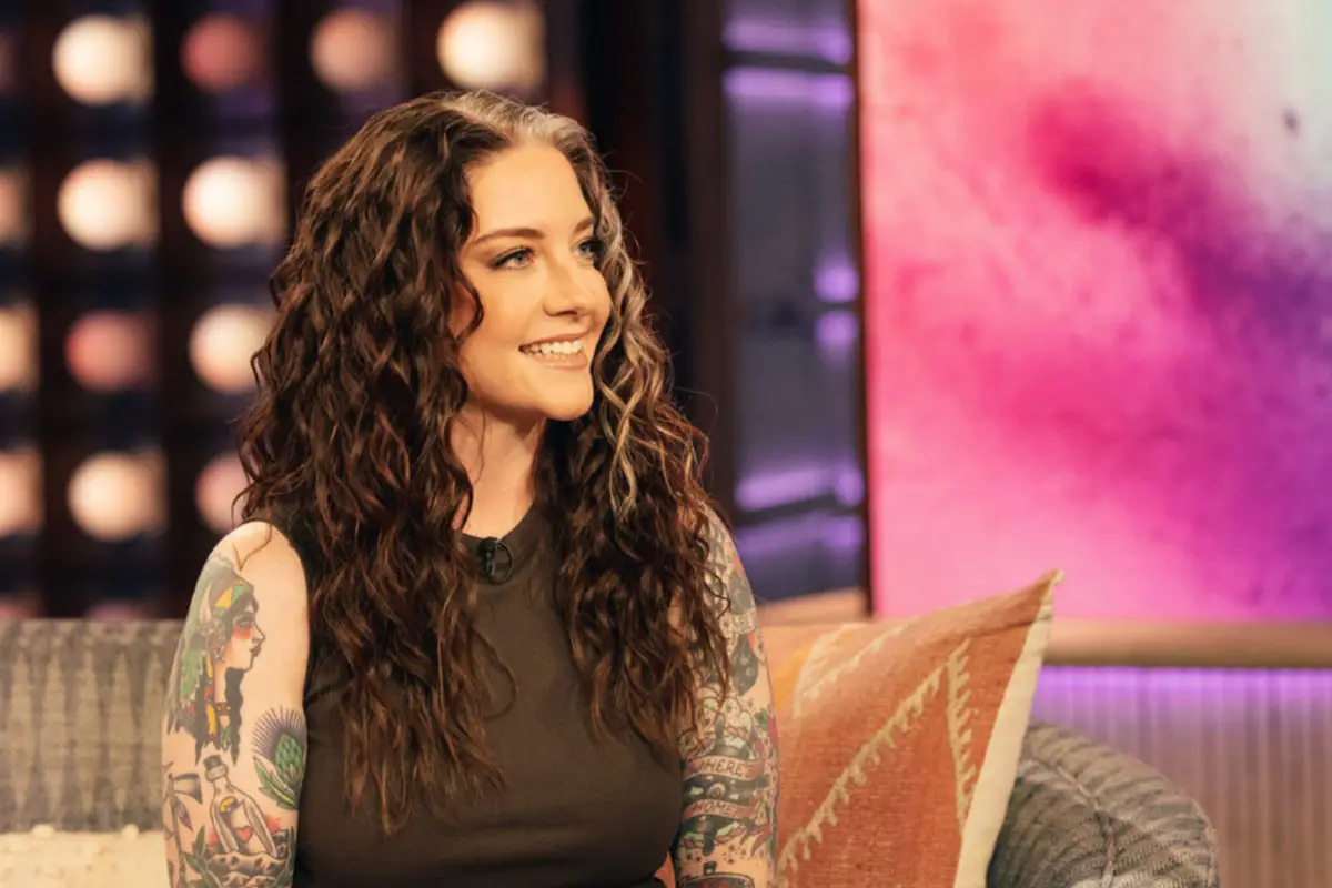 Ashley McBryde Talks Sobriety, Performs On 'The Kelly Clarkson Show' [WATCH]